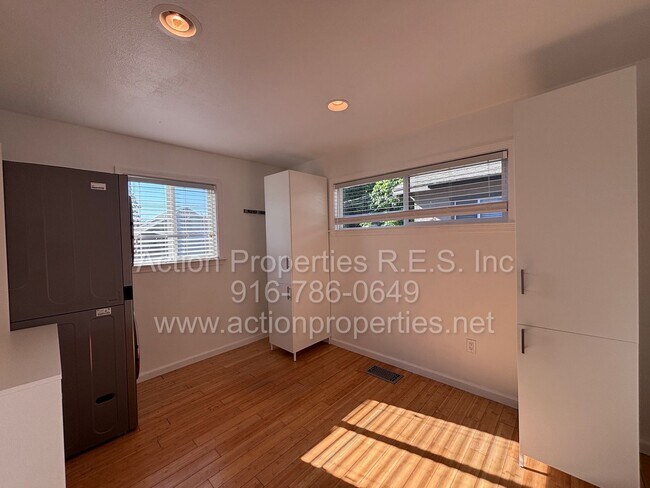 Building Photo - Downtown Roseville - 2 Bed, 1 Bath - Single Level Bungalow - Landscaping Included - Utilities Inc...