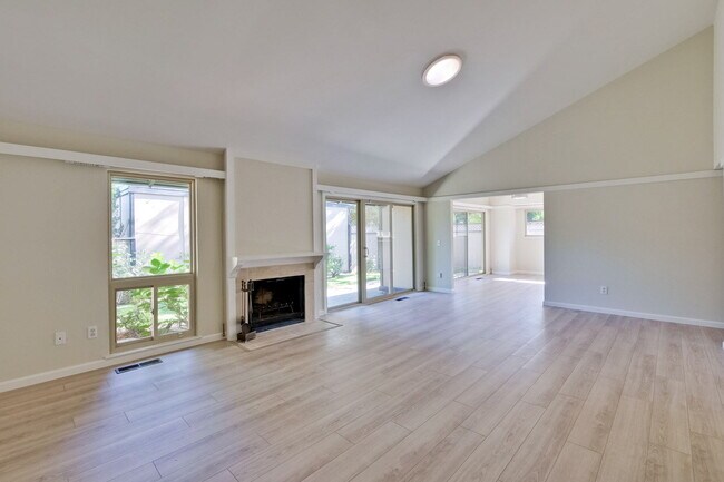 Building Photo - Single Story Townhome in Cherry Chase Neighborhood of Sunnyvale!