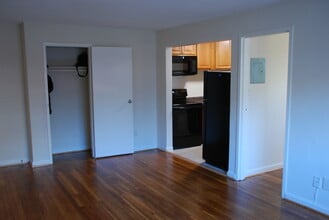 Building Photo - Clarendon Court Apartments