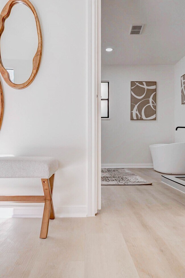 Building Photo - 10303 Chevy Chase Dr