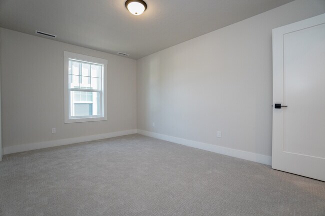 Building Photo - 150 N Edgewood Ln