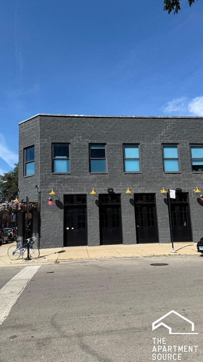 Building Photo - 2500 W Chicago Ave