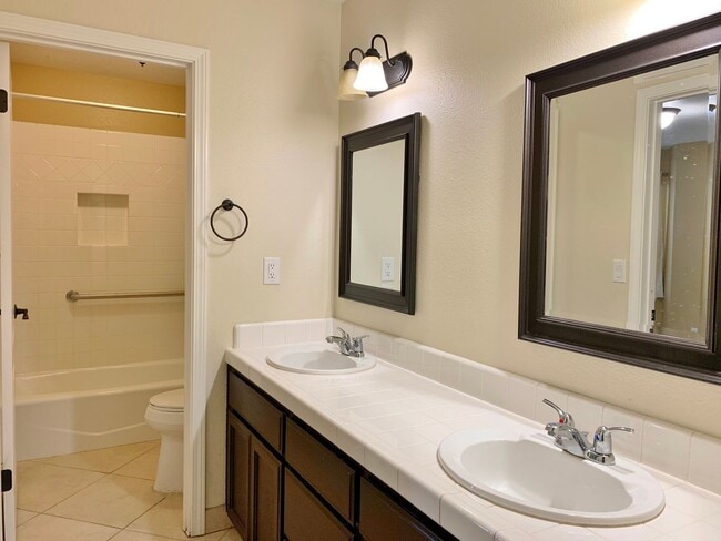 Building Photo - 4 Bedroom Home in Hollister