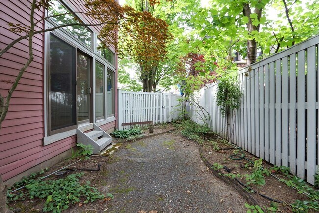 Building Photo - 336 Harvard St