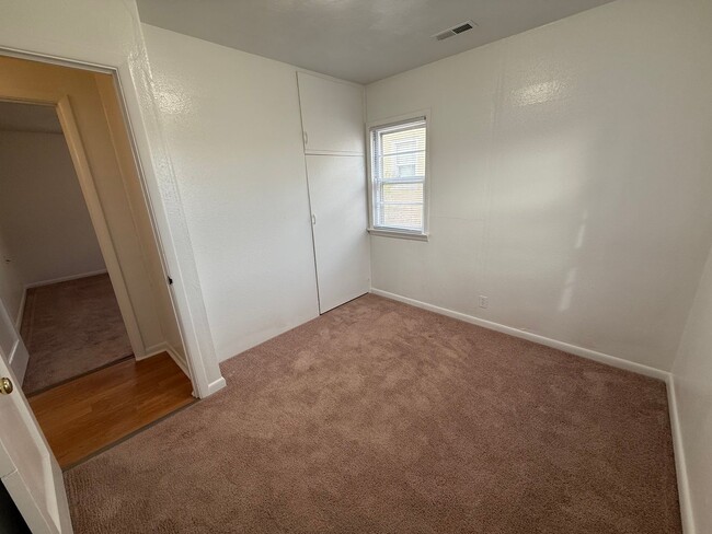 Building Photo - Two Bedroom, One bathroom, Pet Friendly Ho...