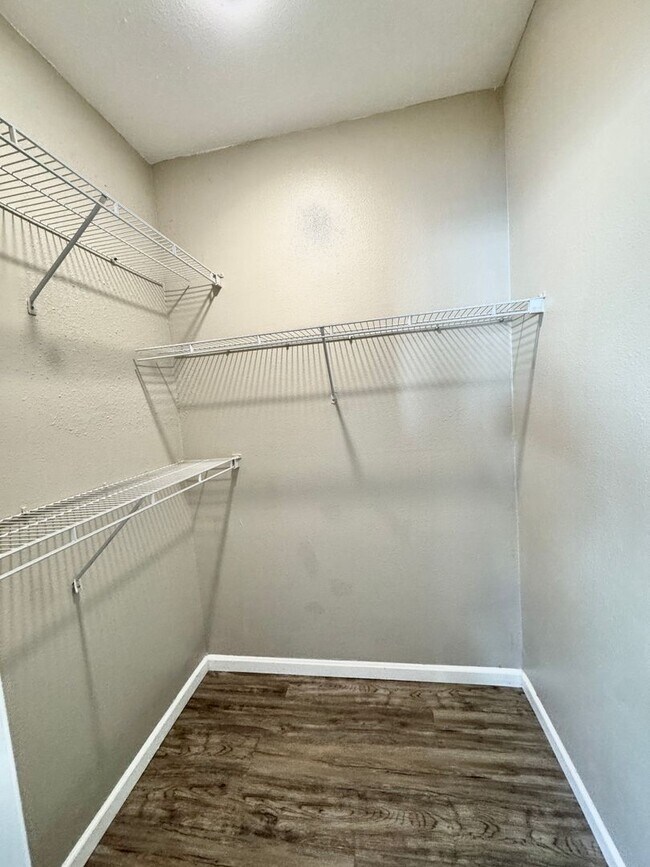 Building Photo - 4 Bedroom, 4 Bath Condo