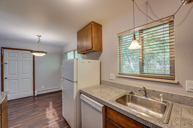 Building Photo - Locust312 (CW-KS)