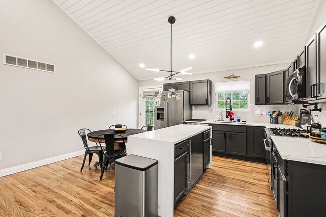 Building Photo - 111 Basswood Cir