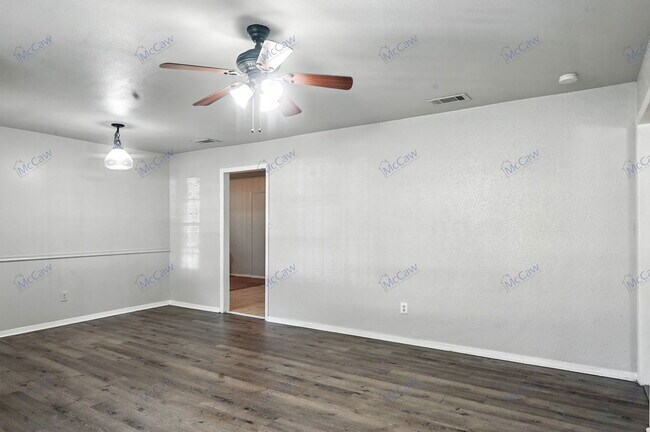 Building Photo - 425 Highcrest Dr