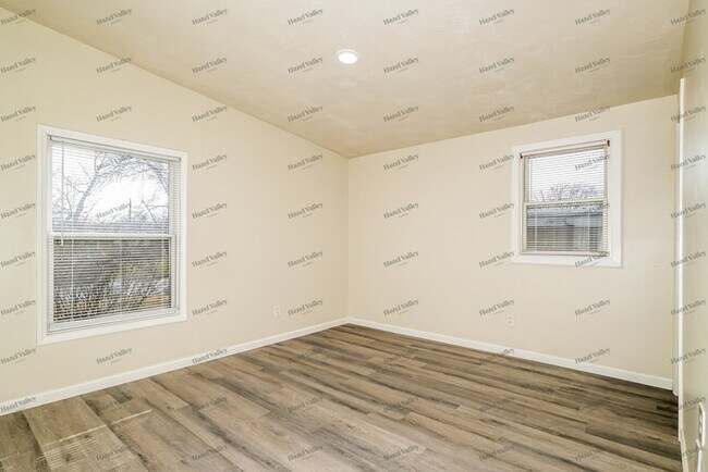 Building Photo - 865 Pebble Ln