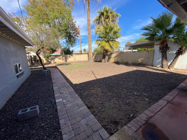 Building Photo - 2032 W Medlock Dr