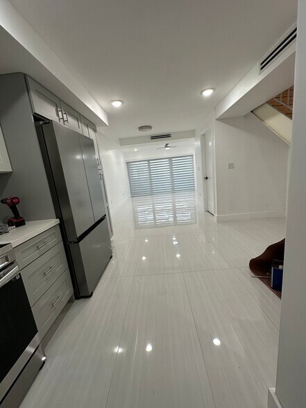 Building Photo - 9367 Fontainebleau Blvd