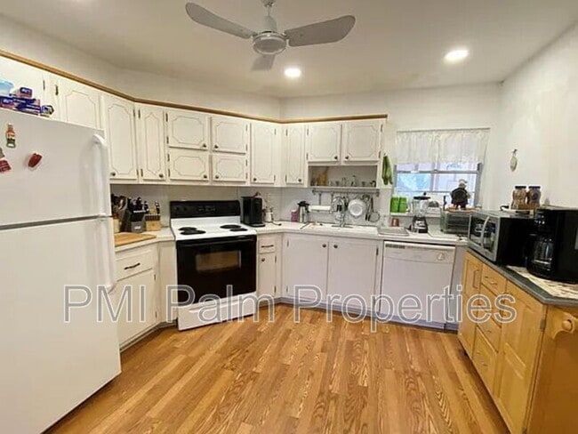 Building Photo - 7 Greenway Village N