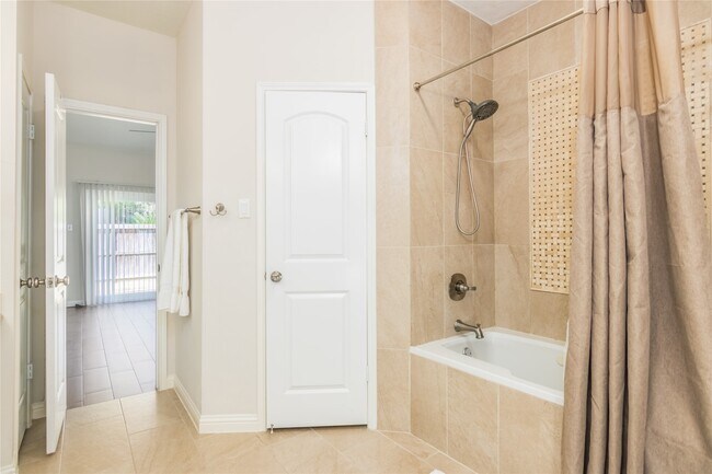 Building Photo - 910 Fleetwood Pl Dr