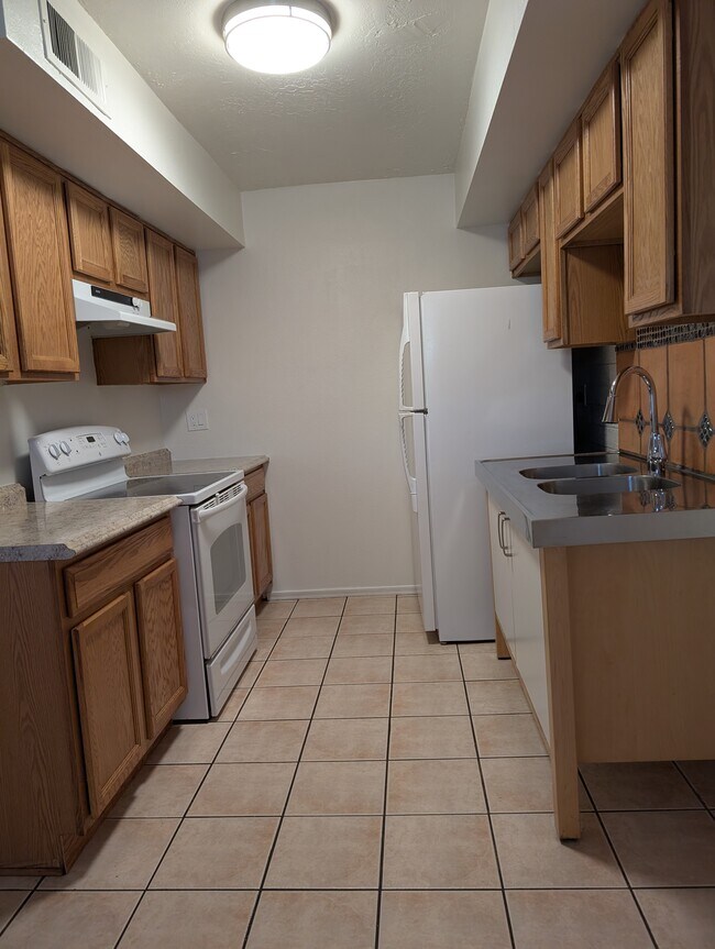 Building Photo - 1418 S Stanley Pl