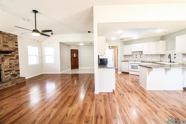 Building Photo - 2140 Northglen Dr