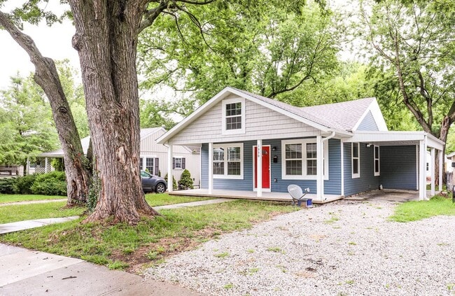Building Photo - Beautiful & Charming 4 Bed / 2 Bath Home –...