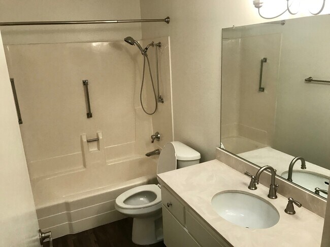 Building Photo - Two Bedroom, 2 Bathroom Condo in a Beautiful Community in Huntington!