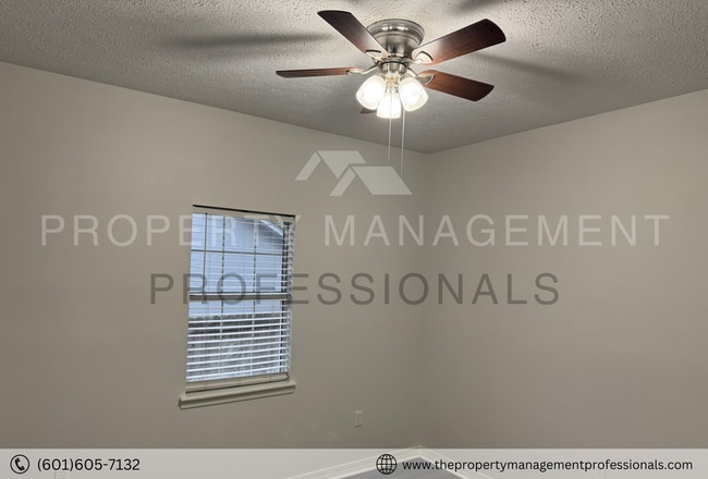 Building Photo - Renovated beauty near the country club and golf course!