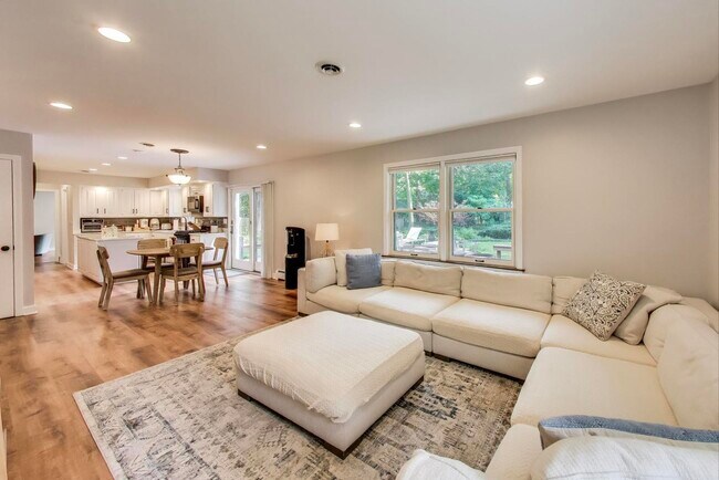 Building Photo - 317 E Forest Ln