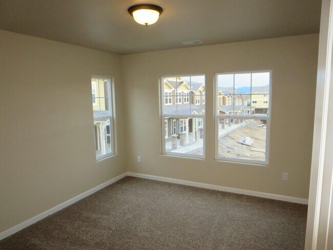 Building Photo - Available Now! 3 Bedroom 2.5 Bathroom Town...