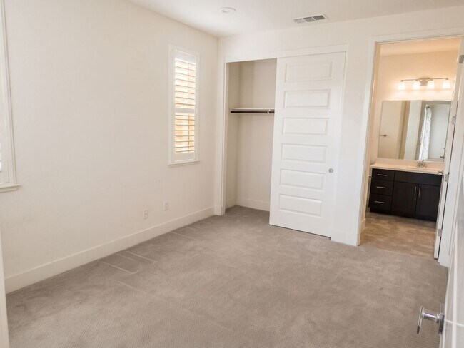 Building Photo - Spacious Alameda Landing Home with Premium Upgrades