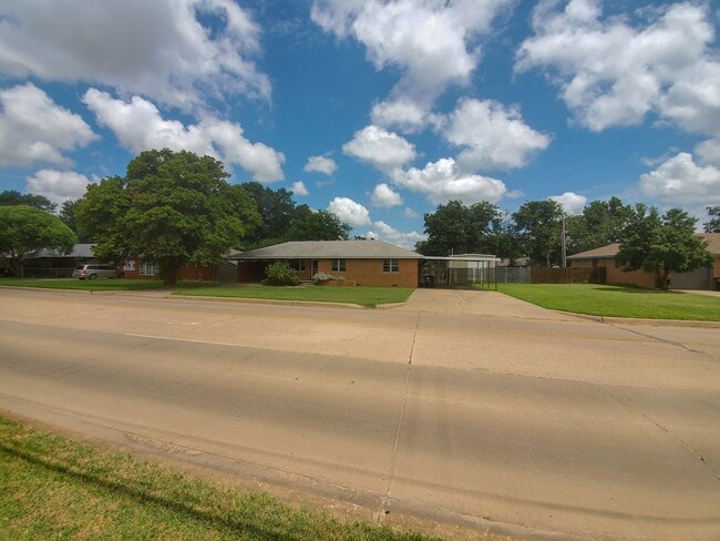 Building Photo - 4 Bedroom 2 bath Home in Shawnee