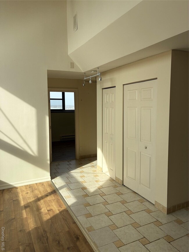 Building Photo - 185 W Park Ave