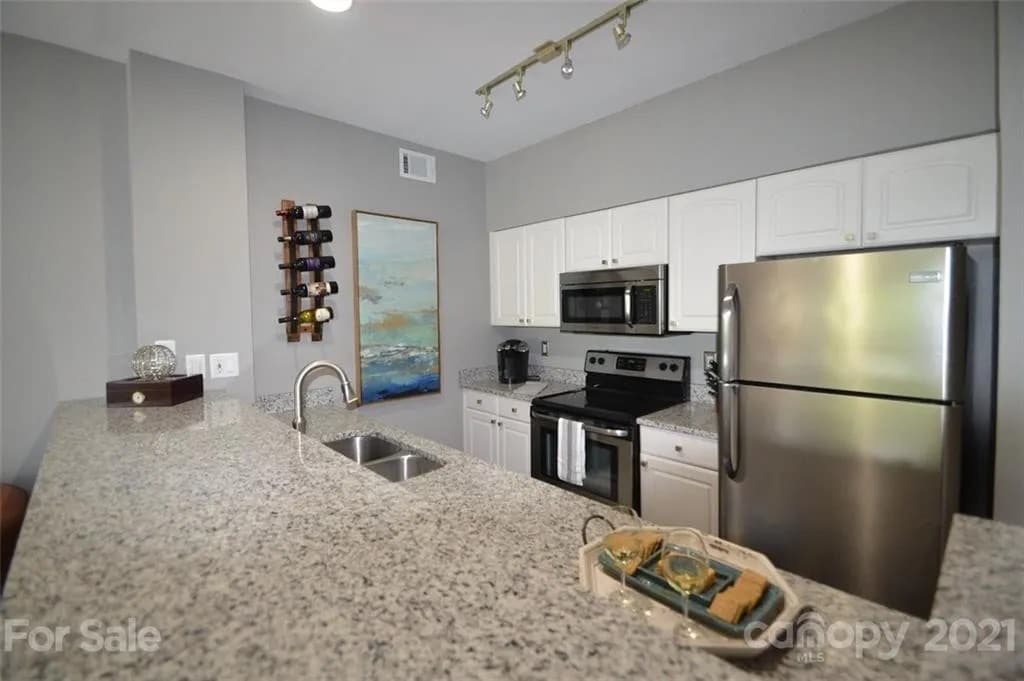 Building Photo - Room in Apartment on N Poplar St