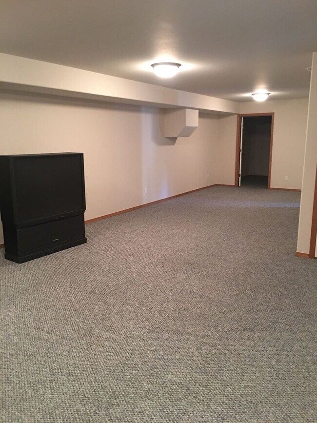 Building Photo - Large 4 bedroom house that is Pet Friendly!