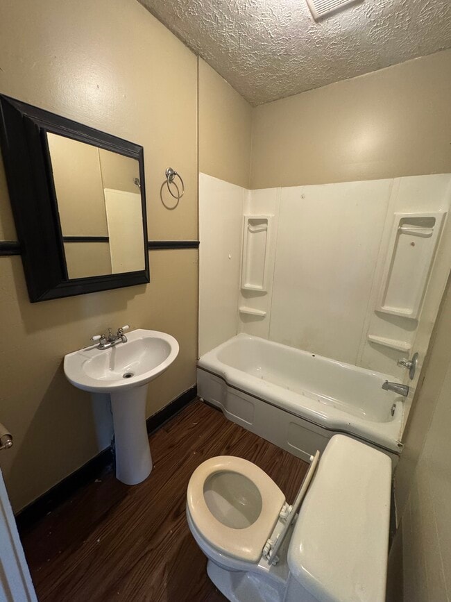 Building Photo - 1621 Catherine Dr