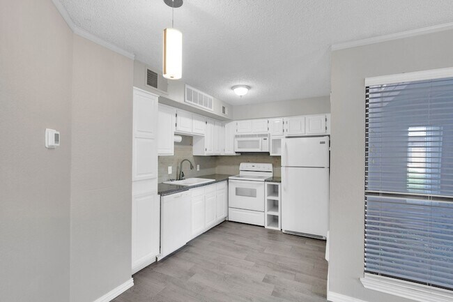 Building Photo - 2309 Balsam Dr