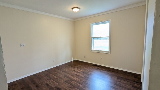 Building Photo - 965 W Tyler Rd