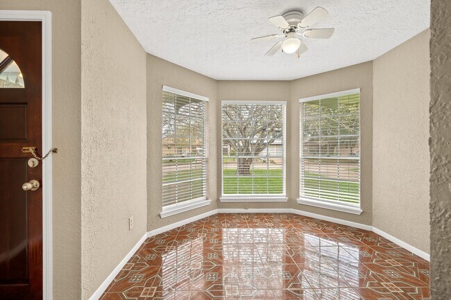 Building Photo - 16019 Mission Village Dr