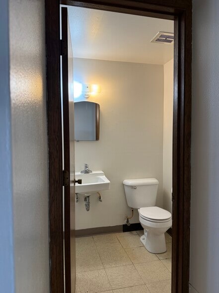 Building Photo - 1112 Mather Dr