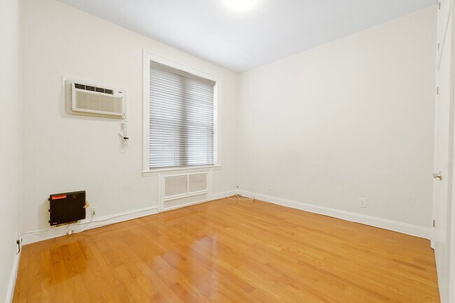 Building Photo - 580-582-582 Gregory Ave