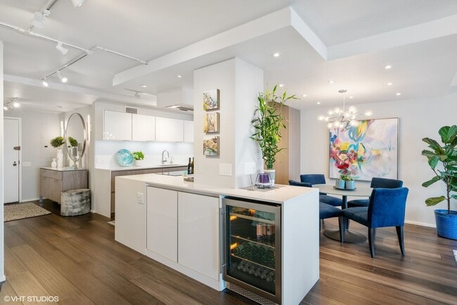 Building Photo - 200 E Delaware Pl