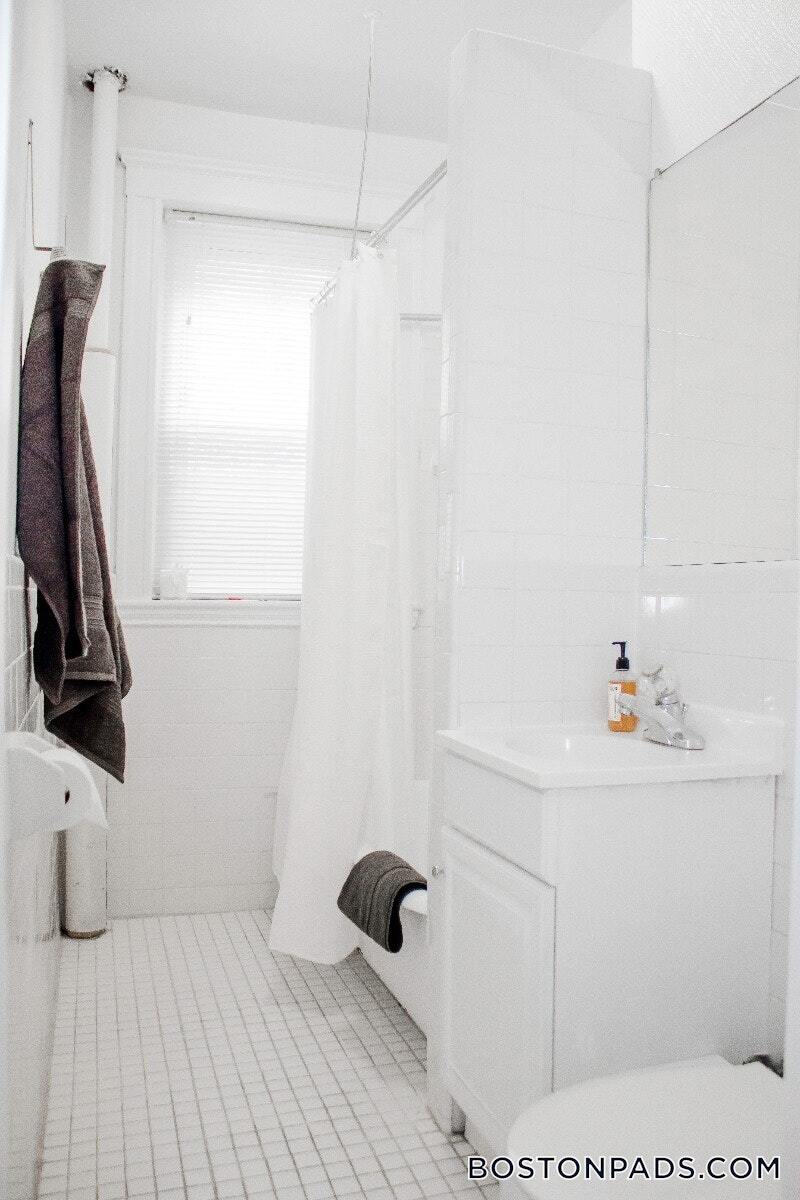 Building Photo - 121 Park Dr