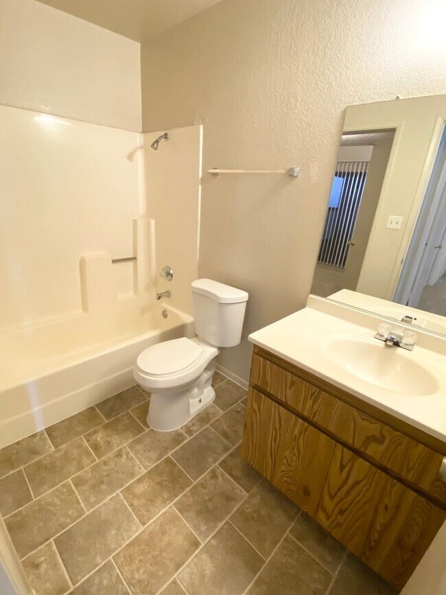 Building Photo - 2 Bedroom 2 Bathroom in Vista de Oeste