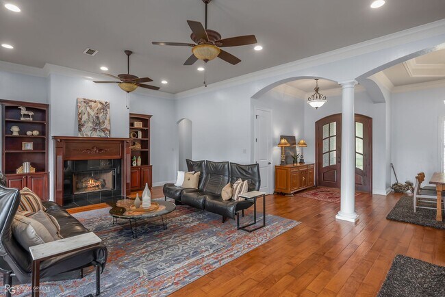 Building Photo - Beautiful Home on the Red River....