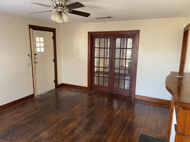 Building Photo - Beautiful 3 Bedroom Home with Central Air!