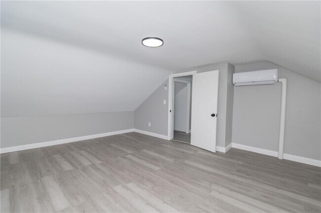 Building Photo - 670 Putnam Pike
