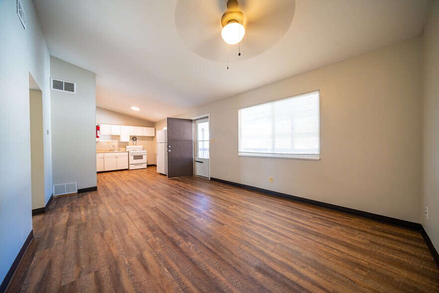 Building Photo - 512 Julien Cir