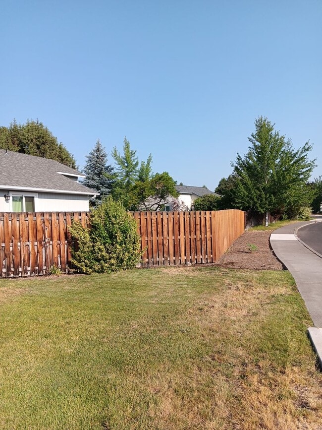 Building Photo - Charming Single-Level Home in Bend’s Mountain View Area