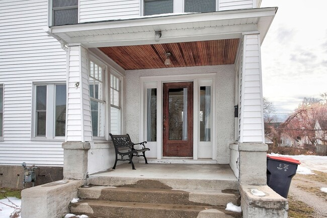 Building Photo - 140/142 E 15th Street