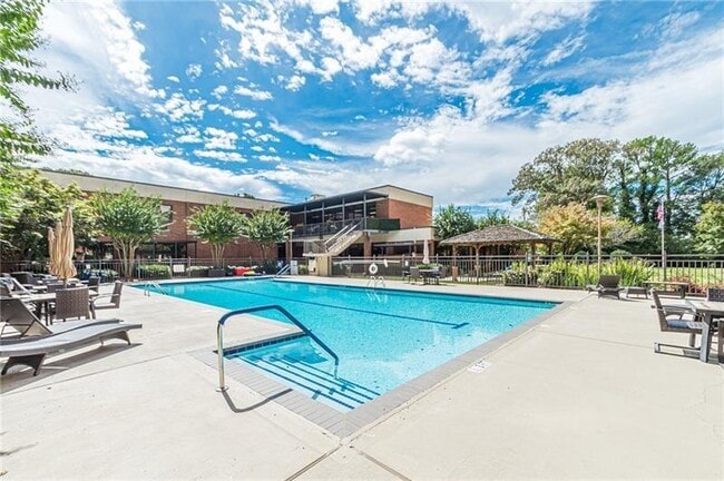 Building Photo - 300 Johnson Ferry Rd