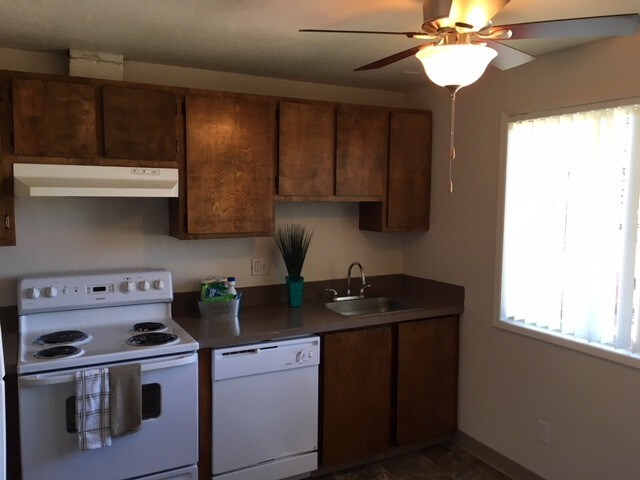 2x1 Kitchen - Driftwood Terrace Apartments