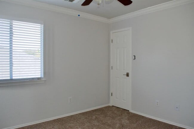 Building Photo - 1708 Darjeeling Dr