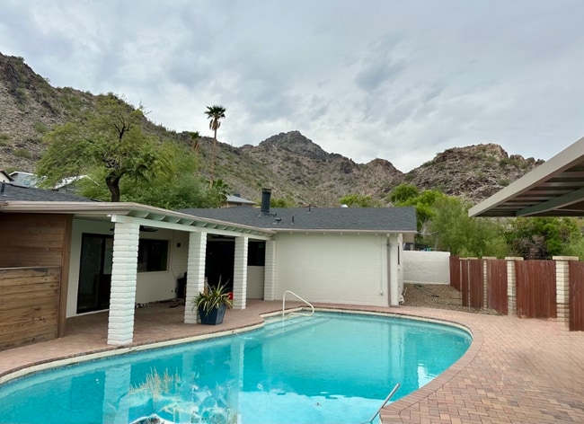 Building Photo - 2439 E Lincoln Cir