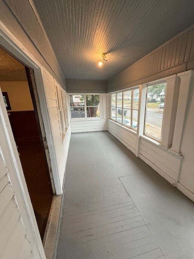 Building Photo - Charming 4-Bedroom Single Family Home for Rent!